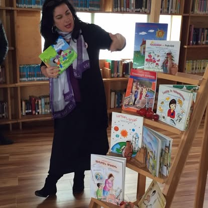Aline presenting her books